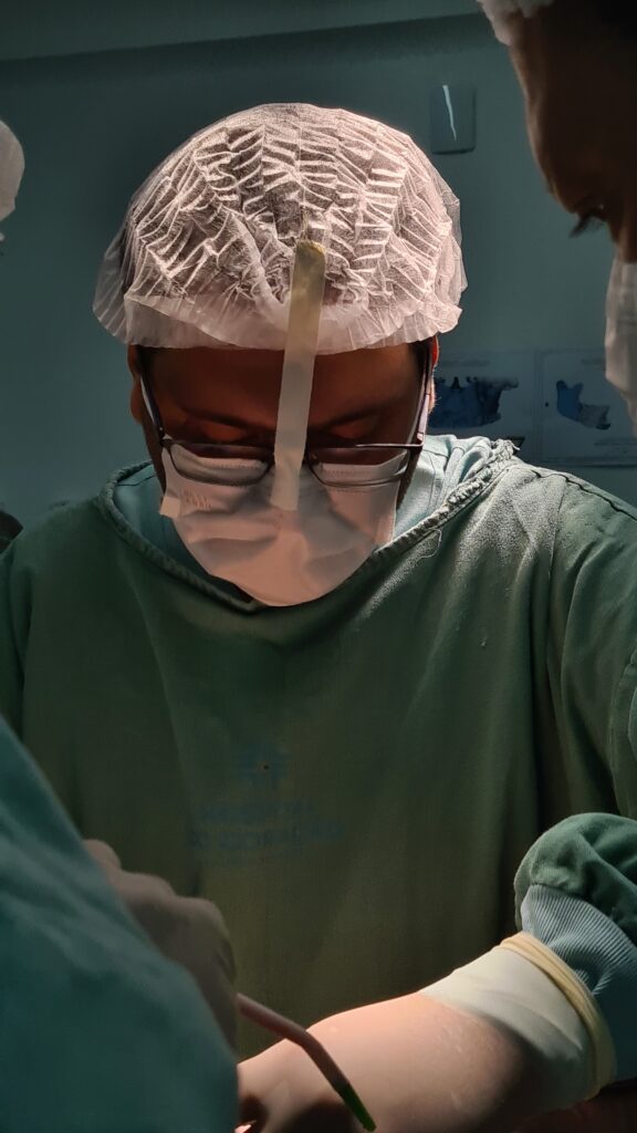 Dr. Alexandre Bion Zattar em cirurgia